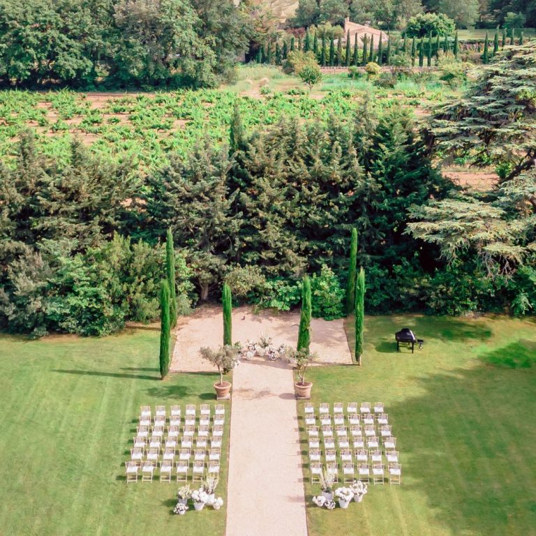 mariage-extérieur-jardins-fontenille-vignes-luberon
