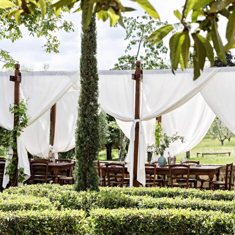 pergola-déjeuner-toscane-pieve-aldina-fontenille